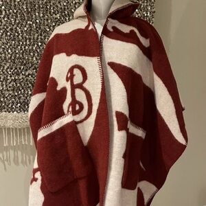 BURBERRY EKD Wool Blanket Cape
$1890+ tax
Norwegian-woven wool
patch pockets